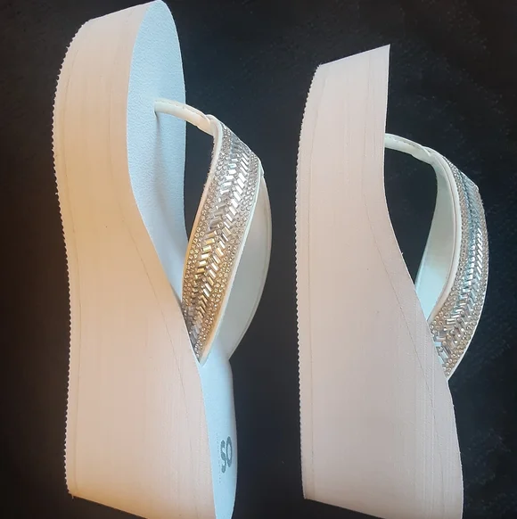 Elegant Gold and White Women's Sandals - Picture 3 of 8